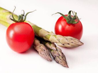 Produktbild: CALVENDO Puzzle Tomate und gr&uuml;ner Spargel | 1000 Teile Lege-Gr&ouml;&szlig;e 64x48cm Foto-Puzzle f&uuml;r gl&uuml;ckliche Stunden