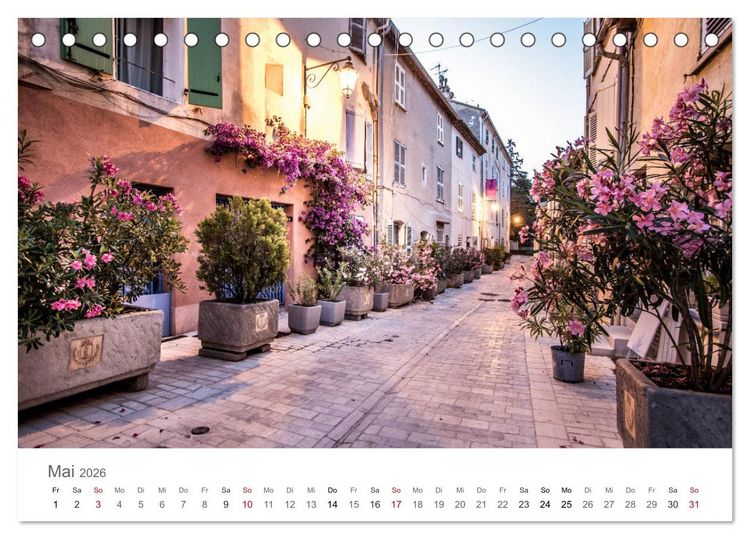 Produktbild: Saint Tropez - Early Morning Street Photography (Tischkalender 2026 DIN A5 quer), CALVENDO Monatskalender