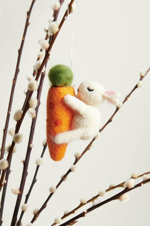 Produktbild: Aufh&auml;nger Filz-Hase auf M&ouml;hre 10,7 x3,8 x 7,8cm