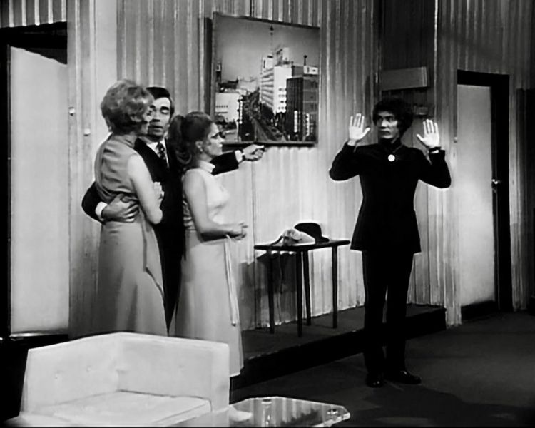 Produktbild: Auf und davon / Spritzige Kom&ouml;die mit Starbesetzung (Pidax Theater-Klassiker)