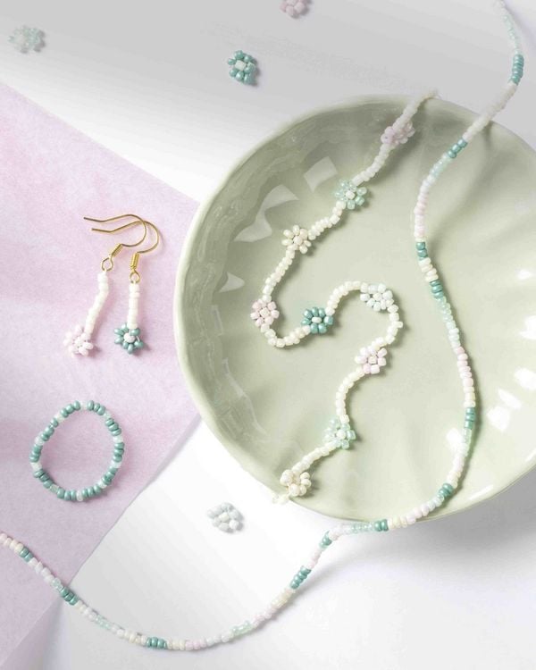 Produktbild: Folia  Rocailles-Perlen-Set PASTELL, ~90g Perlen, 3x1m Nylonfaden, 3 Verschl&uuml;sse