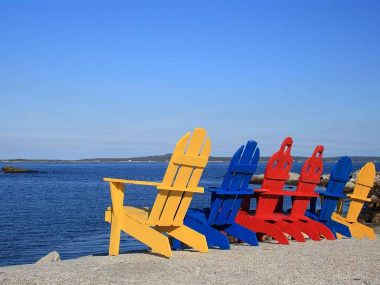Produktbild: CALVENDO Puzzle Farbige St&uuml;hle am Strand, Kanada | 1000 Teile Lege-Gr&ouml;&szlig;e 64x48cm Foto-Puzzle f&uuml;r gl&uuml;ckliche Stunden