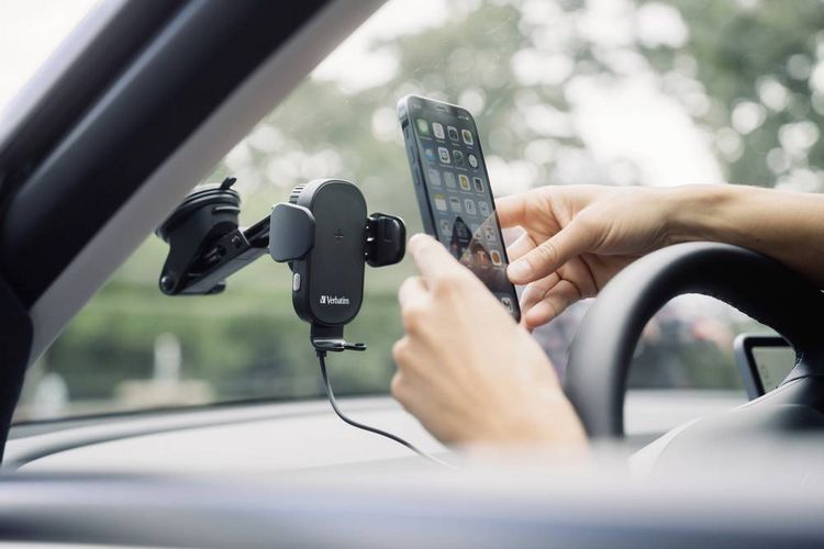 Produktbild: Verbatim Induktions-Ladeger&auml;t 15 W FWC-01 Qi Fast Wireless Car Charger 49552 Ausg&auml;nge Magnetanschluss Schwarz