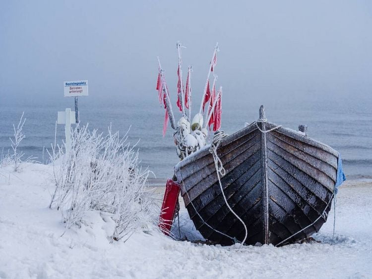 Produktbild: CALVENDO Puzzle Fischerboot im Schnee | 1000 Teile Lege-Gr&ouml;&szlig;e 64x48cm Foto-Puzzle f&uuml;r gl&uuml;ckliche Stunden