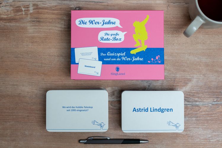 Produktbild: Das gro&szlig;e 90er-Jahre-Quiz. Das Spiel f&uuml;r Senioren rund um die 90er Jahre. Spiele-Box mit 100 Karten