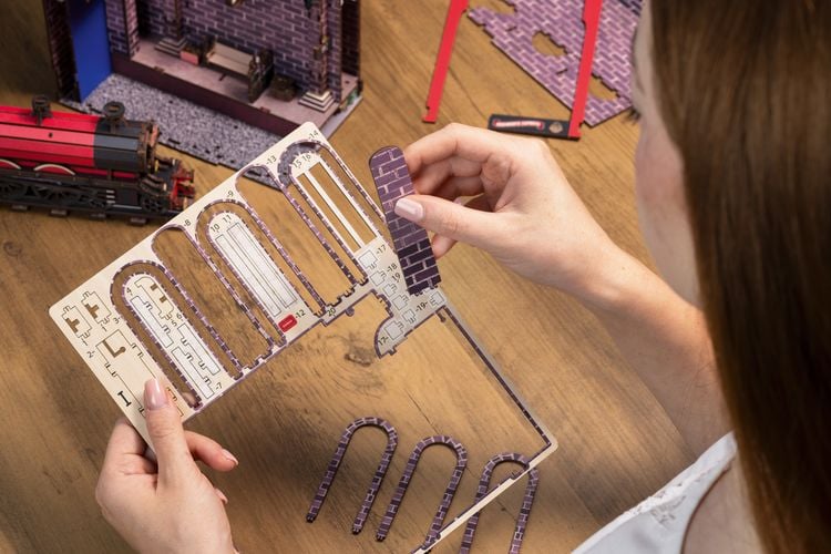 Produktbild: Book Nook DIY B&uuml;cherecke Revell Harry Potter "Hogwarts Express"