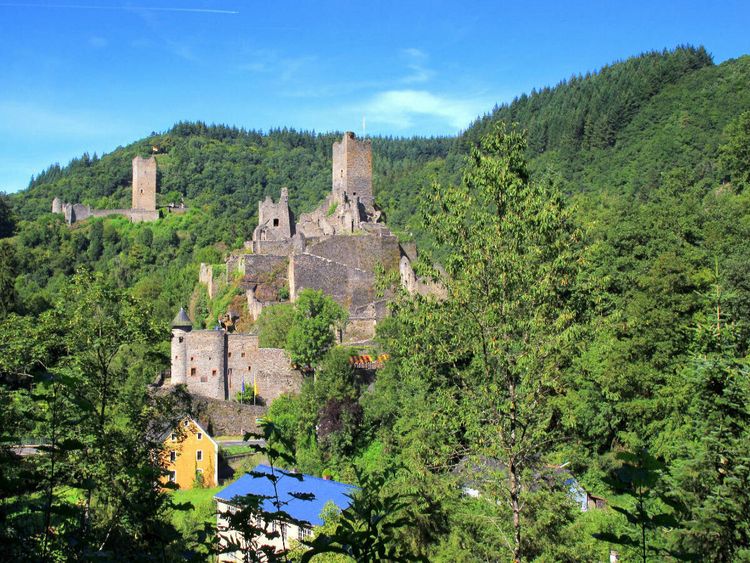 Produktbild: CALVENDO Puzzle Die Ober und Unterburg in Manderscheid | 1000 Teile Lege-Gr&ouml;&szlig;e 64x48cm Foto-Puzzle f&uuml;r gl&uuml;ckliche Stunden