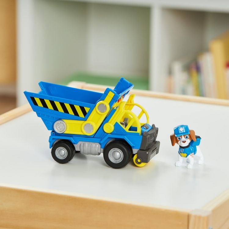 Produktbild: Rubble und Crew - Kipplaster-Baufahrzeug mit Wheeler-Figur, bewegliche Walze & Kippbr&uuml;cke, TV-Serie Spielzeug, f&uuml;r Kinder ab 3 Jahren