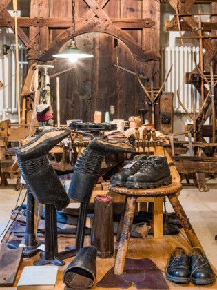 Produktbild: CALVENDO Puzzle Ein Motiv aus dem Kalender Alte Werkst&auml;tten, Werkb&auml;nke und Handwerkszeug | 1000 Teile Lege-Gr&ouml;&szlig;e 64x48cm Foto-Puzzle f&uuml;r gl&uuml;ckliche St