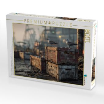 Produktbild: CALVENDO Puzzle M&ouml;wen auf Fischkisten - Hafenstimmung in der Morgend&auml;mmerung | 1000 Teile Lege-Gr&ouml;&szlig;e 64x48cm Foto-Puzzle f&uuml;r gl&uuml;ckliche Stunden