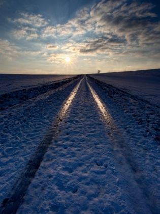 Produktbild: CALVENDO Puzzle Eisiger Weg im Winter | 1000 Teile Lege-Gr&ouml;&szlig;e 64x48cm Foto-Puzzle f&uuml;r gl&uuml;ckliche Stunden