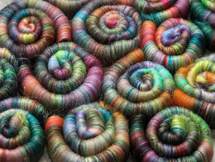 Produktbild: CALVENDO Puzzle Spinnfutter - Kunterbunte handgedrehte Rolags aus Wolle und anderen sch&ouml;nen Fasern | 1000 Teile Lege-Gr&ouml;&szlig;e 64x48cm Foto-Puzzle f&uuml;r gl&uuml;ckliche Stunden