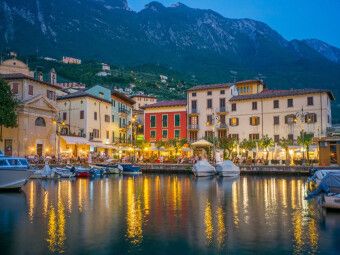 Produktbild: CALVENDO Puzzle Malcesine bei Nacht | 1000 Teile Lege-Gr&ouml;&szlig;e 64x48cm Foto-Puzzle f&uuml;r gl&uuml;ckliche Stunden