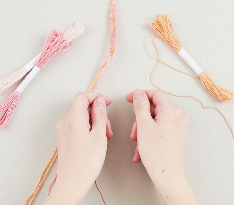 Produktbild: DIY Freundschaftsarmb&auml;nder Set, Fashion Colours, 10x8 m Stickgarn in 10 verschiedenen Farben, 100 % Baumwolle, Neon 100% Polyester