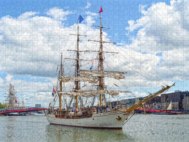 Produktbild: CALVENDO Puzzle Der niederl&auml;ndische Auxiliarsegler "Europa" verl&auml;sst Amsterdam | 1000 Teile Lege-Gr&ouml;&szlig;e 64x48cm Foto-Puzzle f&uuml;r gl&uuml;ckliche Stunden