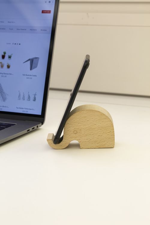 Produktbild: Elephant Beechwood Phone Stand