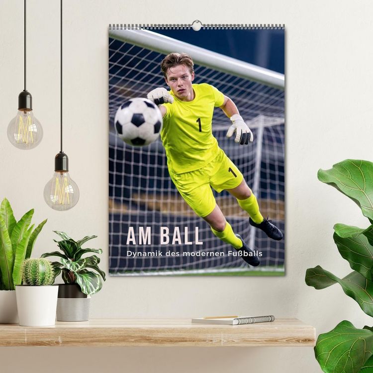 Produktbild: Am Ball - Dynamik des modernen Fu&szlig;balls (Wandkalender 2027 DIN A2 hoch), CALVENDO Monatskalender