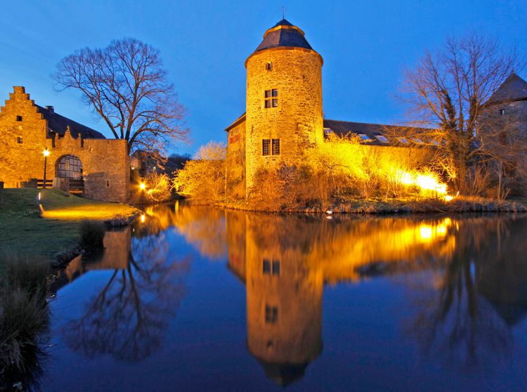 Produktbild: CALVENDO Puzzle Haus zum Haus, Ratingen | 2000 Teile Lege-Gr&ouml;&szlig;e 90x67cm Foto-Puzzle f&uuml;r gl&uuml;ckliche Stunden