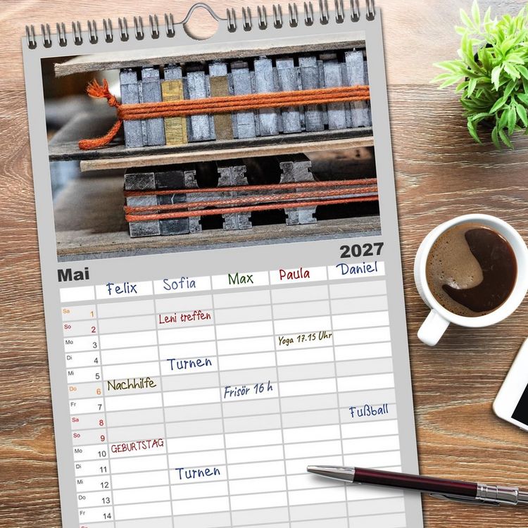 Produktbild: Familienplaner 2027 - Auf Guttenbergs Spuren mit 5 Spalten (Wandkalender, 21 x 45 cm) CALVENDO