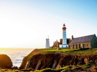Produktbild: CALVENDO Puzzle Leuchtturm errichtet auf den Ruinen einer alten Abtei in Saint Mathieu (Frankreich) 1000 Teile Puzzle quer | 1000 Teile Lege-Gr&ouml;&szlig;e 64 &times; 48 cm Foto-Puzzle f&uuml;r gl&uuml;ckliche Stunden