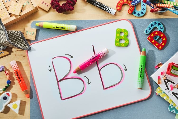 Produktbild: STABILO Marker Whiteboard- und Flipchartmarker MARKdry, 4er Set mit Spitzer und Abwischtuch, Neonfarben
