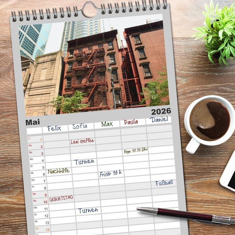 Produktbild: Familienplaner 2026 - Streets of New York - Zu Fu&szlig; durch die Metropole der Superlative mit 5 Spalten (Wandkalender, 21 x 45 cm) CALVENDO