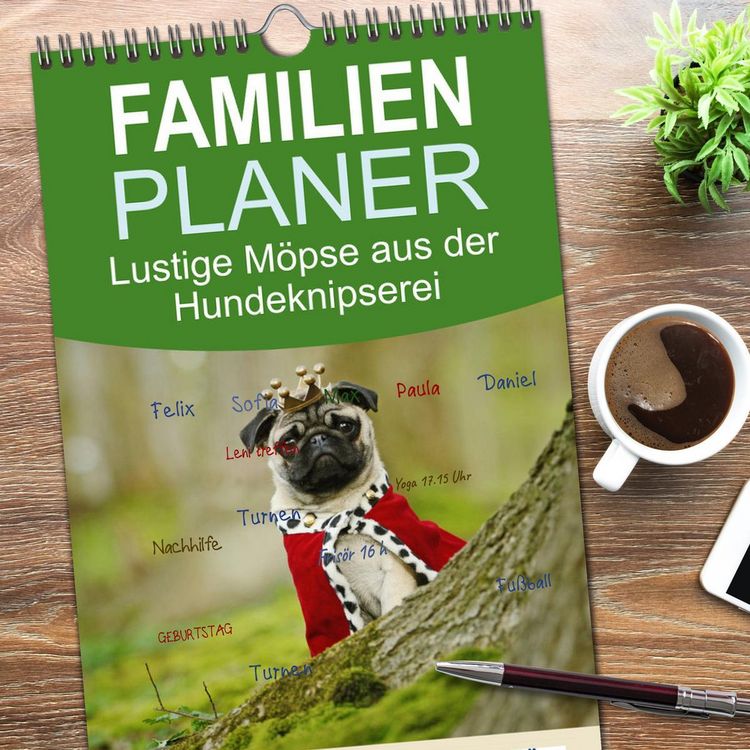 Produktbild: Familienplaner 2026 - Lustige M&ouml;pse aus der Hundeknipserei mit 5 Spalten (Wandkalender, 21 x 45 cm) CALVENDO