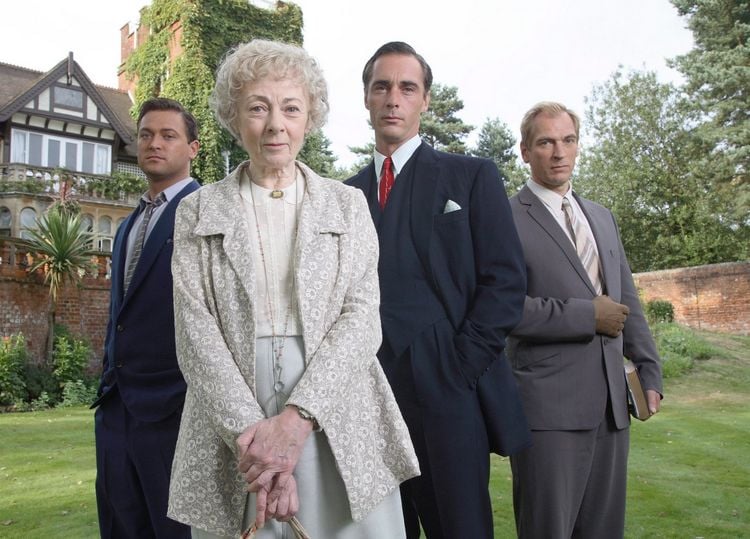Produktbild: Agatha Christie: Marple - Die komplette Serie. Collector's Box. - Alle sechs Staffeln. Alle 23 Episoden. Plus exklusives Bonusmaterial. [13 DVDs]