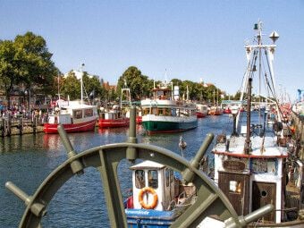 Produktbild: CALVENDO Puzzle Fischkutter und Fahrgastschiffe am Warnem&uuml;nder Alten Strom | 1000 Teile Lege-Gr&ouml;&szlig;e 64x48cm Foto-Puzzle f&uuml;r gl&uuml;ckliche Stunden