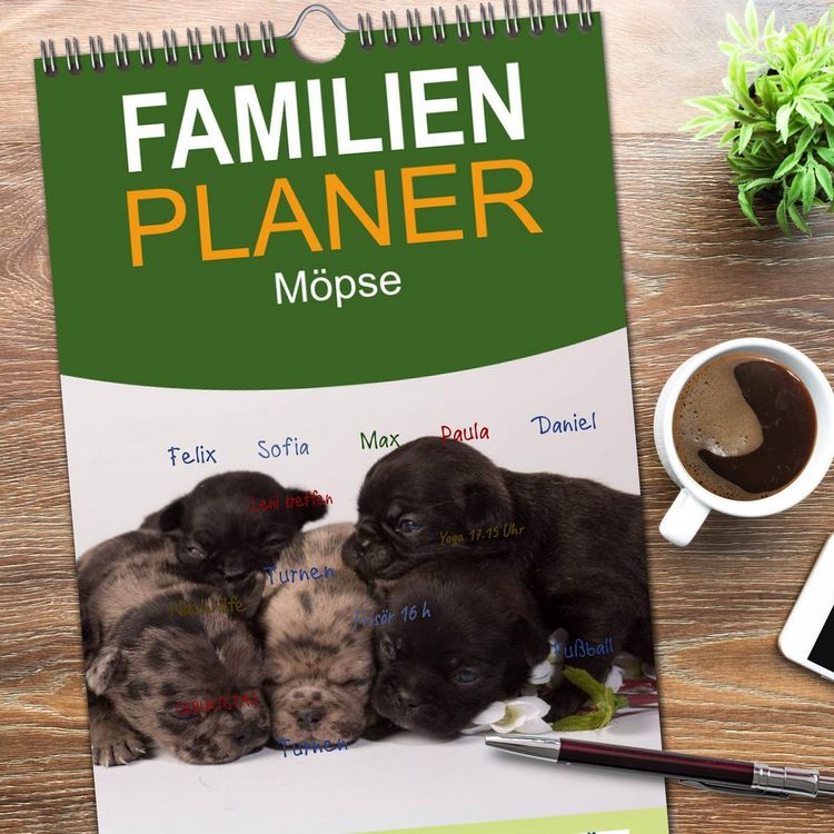 Produktbild: Familienplaner 2026 - M&ouml;pse mit 5 Spalten (Wandkalender, 21 x 45 cm) CALVENDO