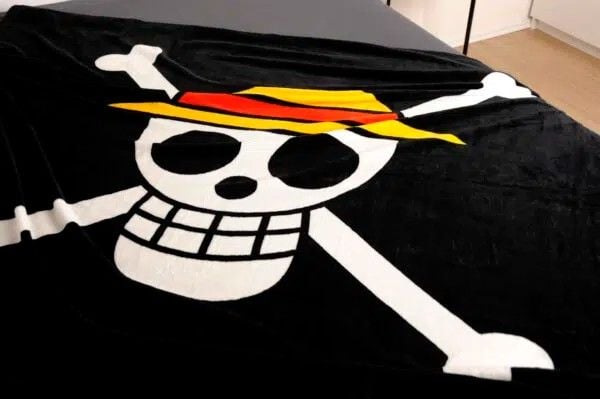 Produktbild: Herding 7664401036 - Flauschdecke One Piece, Totenkopf-Design, Skull, Polyester, 150x200 cm, Wolldecke