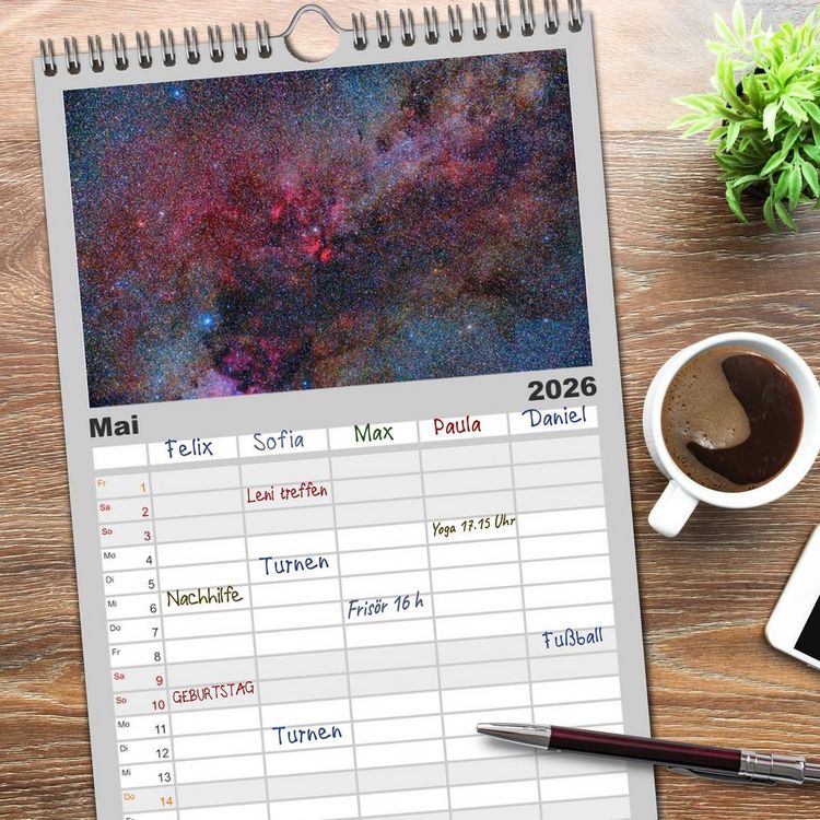 Produktbild: Familienplaner 2026 - Farbiges Weltall mit 5 Spalten (Wandkalender, 21 x 45 cm) CALVENDO
