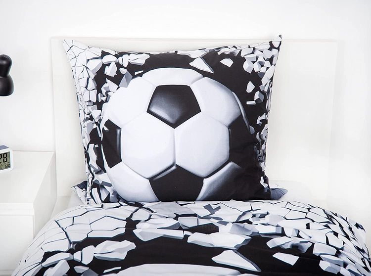 Produktbild: Herding 4459287050 - 3D Fu&szlig;ball Bettw&auml;sche-Set, Baumwolle, 80x80/135x200 cm