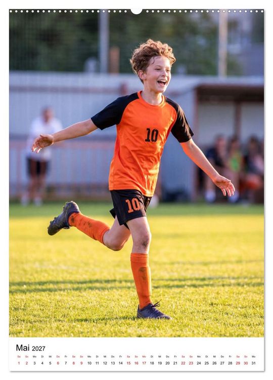Produktbild: Am Ball Junior - Junge Kicker - Gro&szlig;e Momente (hochwertiger Premium Wandkalender 2027 DIN A2 hoch), Kunstdruck in Hochglanz