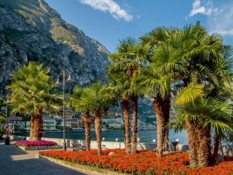Produktbild: CALVENDO Puzzle GARDASEE Pr&auml;chtige Uferpromenade in Limone sul Garda | 1000 Teile Lege-Gr&ouml;&szlig;e 64x48cm Foto-Puzzle f&uuml;r gl&uuml;ckliche Stunden