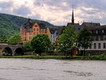 Produktbild: CALVENDO Puzzle Ein Motiv aus dem Kalender Eine Perle an der Mosel - Bernkastel-Kues | 1000 Teile Lege-Gr&ouml;&szlig;e 64x48cm Foto-Puzzle f&uuml;r gl&uuml;ckliche Stunden