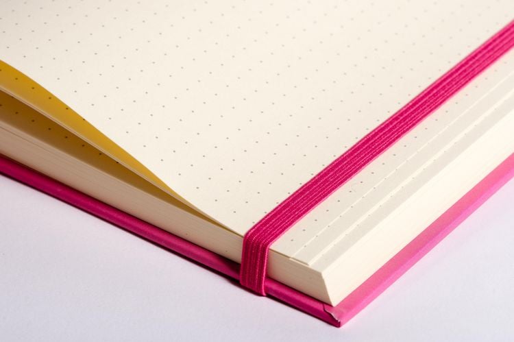 Produktbild: Anaconda Notizbuch/Notebook/Blank Book, punktiert, textiles Gummiband, pink, Hardcover (A5), 120g/m&sup2; Papier