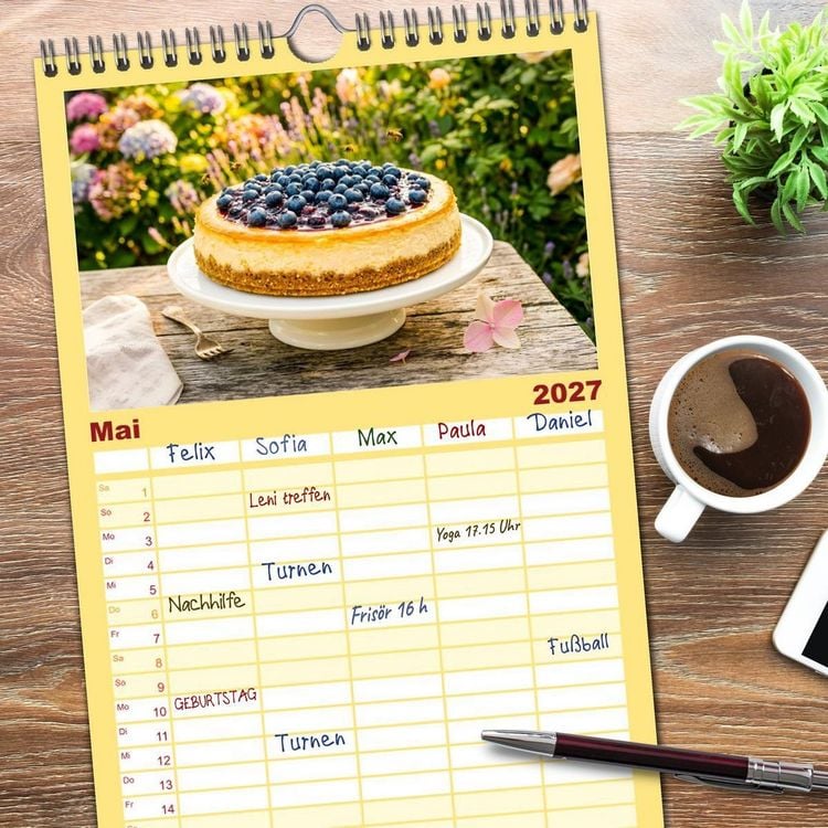 Produktbild: Familienplaner 2027 - K&auml;sekuchen Kalender - K&ouml;stliche Dessertmomente mit 5 Spalten (Wandkalender, 21 x 45 cm) CALVENDO