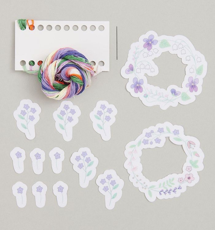 Produktbild: Stick & Stitch Packung, Blumenkr&auml;nze XL // 13 Stk., 4 Designs // Wasserl&ouml;sliche Stickvorlage, Stickgarn, Sticknadel und Anleitung