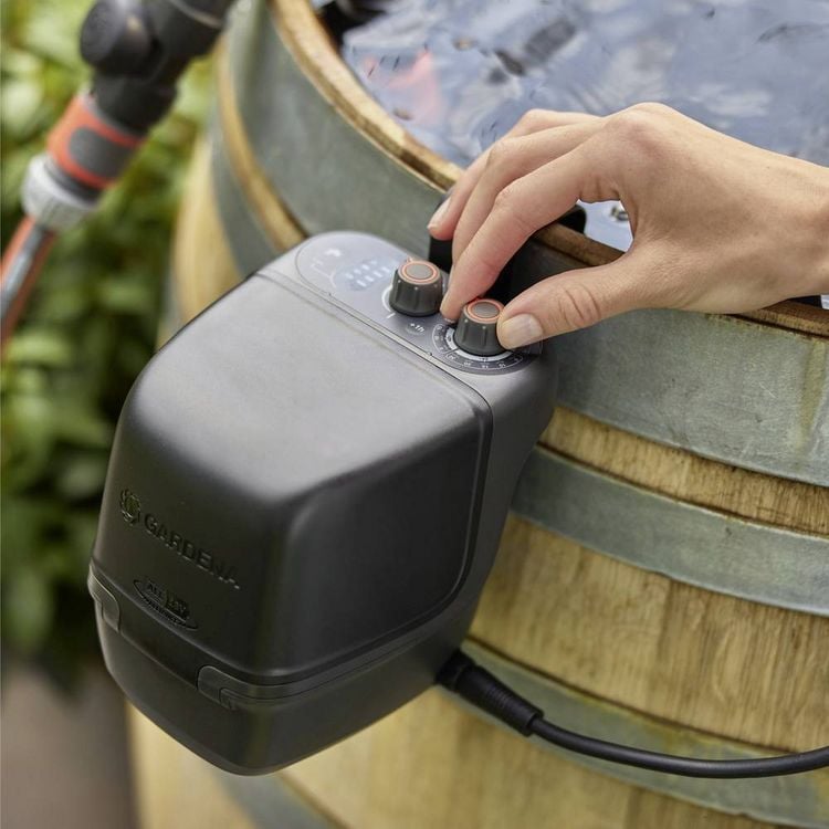 Produktbild: GARDENA Akku-Regenfasspumpe 2400 ComfortAutomatic 18V P4A solo Regenwassernutzungsanlage 2400 l/h 1.8 m