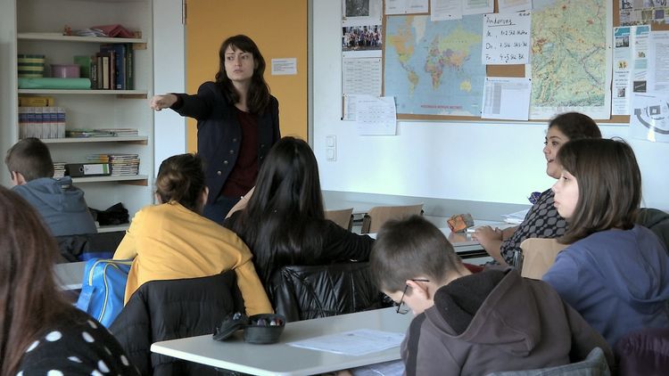 Produktbild: Zwischen den St&uuml;hlen