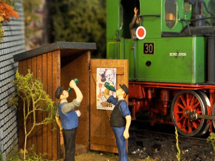 Produktbild: CALVENDO Puzzle Eisenbahner bei der Pause | 1000 Teile Lege-Gr&ouml;&szlig;e 64x48cm Foto-Puzzle f&uuml;r gl&uuml;ckliche Stunden