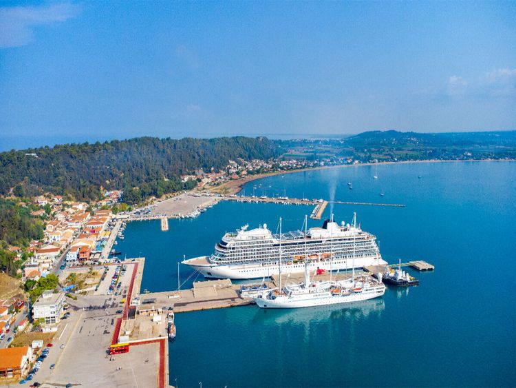 Produktbild: CALVENDO Puzzle Kreuzfahrtschiff im Hafen von Katakolon - Griechenland von oben | 1000 Teile Lege-Gr&ouml;&szlig;e 64x48cm Foto-Puzzle f&uuml;r gl&uuml;ckliche Stunden