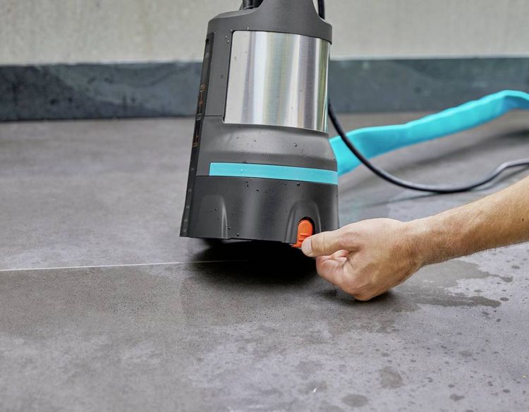 Produktbild: GARDENA 11000 aquasensor 09034-61 Klarwasser-Tauchpumpe 11.000 l/h 7 m