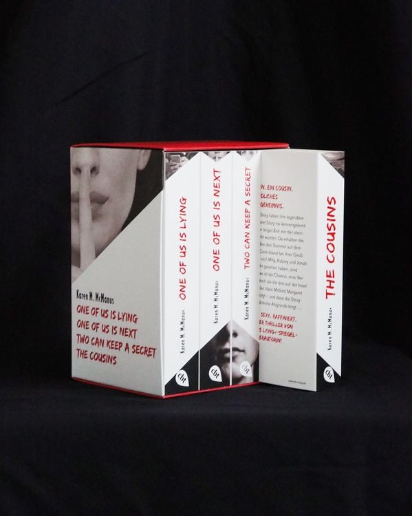 Produktbild: Karen M. McManus: Vier B&auml;nde im Taschenbuch-Schuber: One of us is lying, One of us is next, Two can keep a secret, The Cousins
