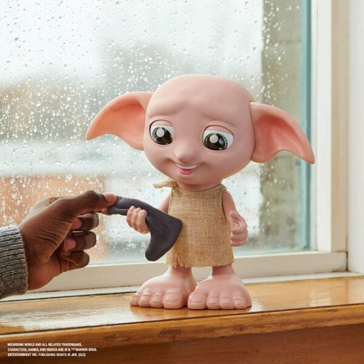 Bild vom Artikel Wizarding World Harry Potter - Interaktiver Dobby Hauself Puppe mit über 30 Geräuschen, Sätzen und Bewegungen, Deutsch-Italienisch vom Autor 