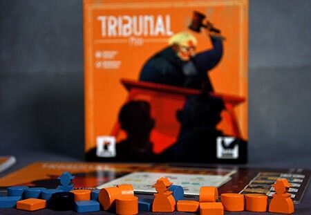 Produktbild: Corax Games 1028650 - Tribunal 1920, Kombination aus Bluff-Spiel und Drei Gewinnt