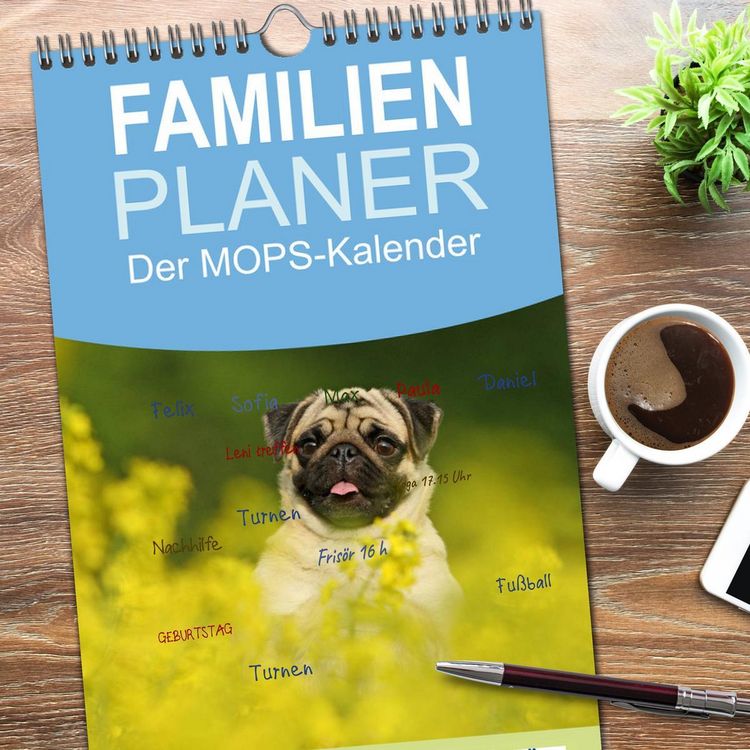 Produktbild: Familienplaner 2026 - Der MOPS-Kalender mit 5 Spalten (Wandkalender, 21 x 45 cm) CALVENDO