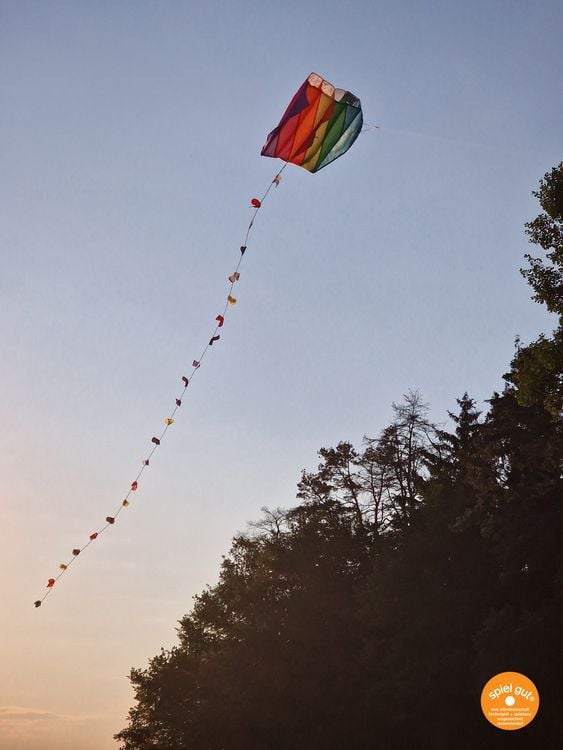 Produktbild: Paul G&uuml;nther 1173 - Pocketkite Mini Parafoil, Einleiner-Drachen ohne St&auml;be (auspacken und losfliegen), mit Schwanz, Wickelgriff, Schnur, 60x51cm