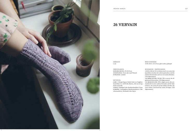 Produktbild: 52 Wochen Socken stricken. Die sch&ouml;nsten Stricksocken internationaler Designerinnen des Laine Magazines